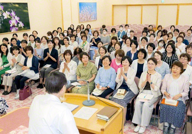 今いる場所で平和の連帯を広げることを誓い合った女性平和委員会の県委員長研修（7日、創価世界女性会館で）
