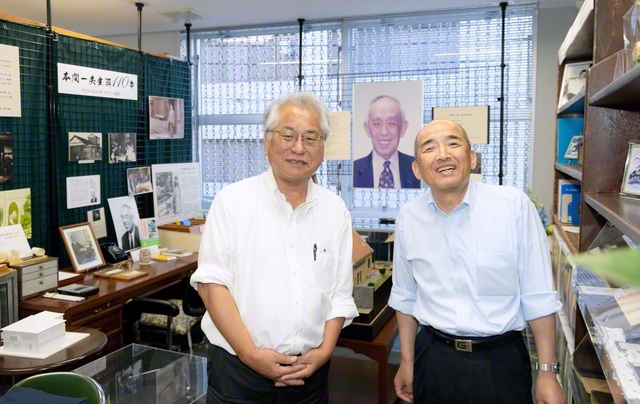 立花館長㊨と伊藤本部長が、今年で生誕110年を迎える創立者・本間一夫氏の記念室で