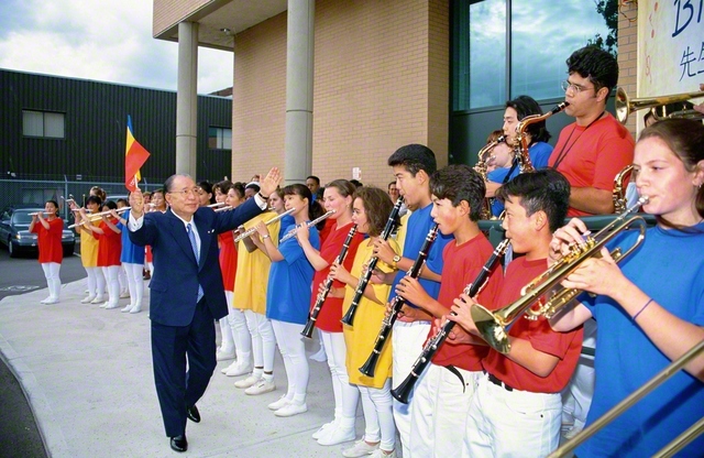 1993年9月28日、池田先生はカナダ・モントリオール文化会館に到着すると、歓迎演奏を披露する音楽隊・鼓笛隊の近くに歩み寄り、手を振り、会釈を重ねながら、温かな励ましを送った