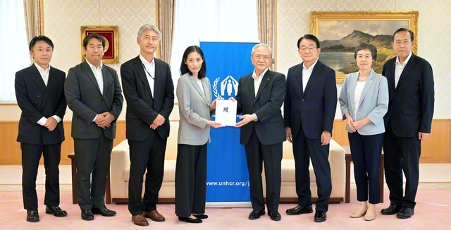 UNHCRの柏駐日代表（左から4人目）、国連UNHCR協会の川合事務局長（同3人目）が出席して行われた寄託式（学会本部第2別館で）