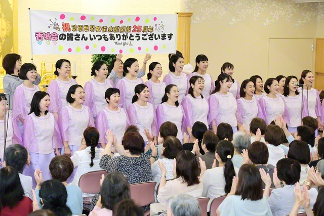 女性部・白ゆり合唱団が、学会歌「今日も元気で」などを披露した