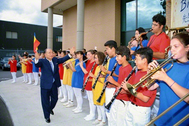 1993年9月28日、池田先生はカナダ・モントリオール文化会館に到着すると、歓迎演奏を披露する音楽隊・鼓笛隊の近くに歩み寄り、手を振り、会釈を重ねながら、温かな励ましを送った
