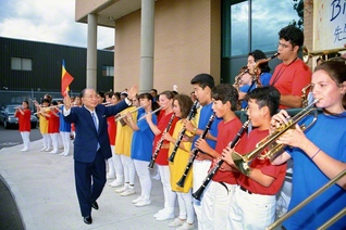 1993年9月28日、池田先生はカナダ・モントリオール文化会館に到着すると、歓迎演奏を披露する音楽隊・鼓笛隊の近くに歩み寄り、手を振り、会釈を重ねながら、温かな励ましを送った