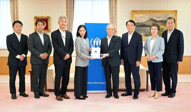 UNHCRの柏駐日代表（左から4人目）、国連UNHCR協会の川合事務局長（同3人目）が出席して行われた寄託式（学会本部第2別館で）