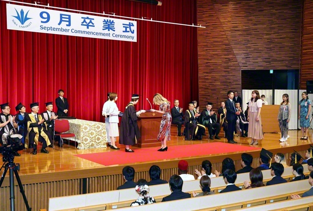 社会に貢献する世界市民に！――飛躍を誓い合った創価大学の「9月卒業式」（8日、創大・ディスカバリーホールで）