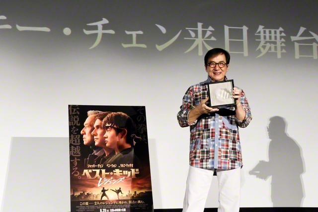 自身の手形を持ち撮影に応じるジャッキー