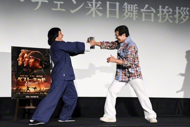 日本のものまねタレント・ジャッキーちゃん㊧がサプライズで登場し、ジャッキー・チェンの拳の手形を取るイベントが行われた