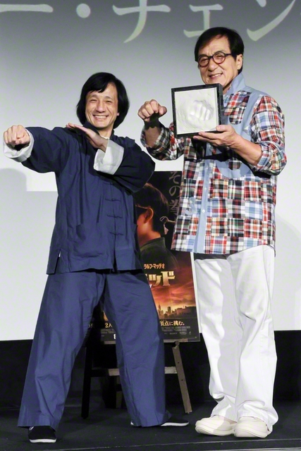 ジャッキーちゃん㊧と写真に納まるジャッキー