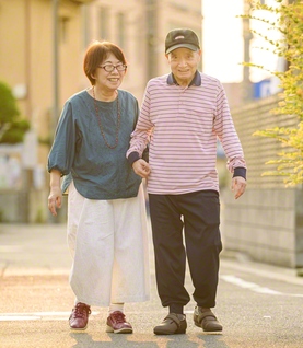 「トシちゃん、だいぶ歩けるようになったね」と古地さん㊧。脳出血で右半身まひになった夫・俊夫さんと、広布の道をどこまでも