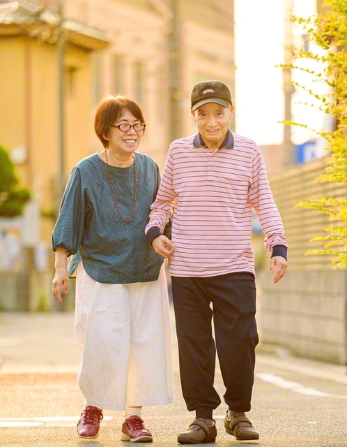 「トシちゃん、だいぶ歩けるようになったね」と古地さん㊧。脳出血で右半身まひになった夫・俊夫さんと、広布の道をどこまでも