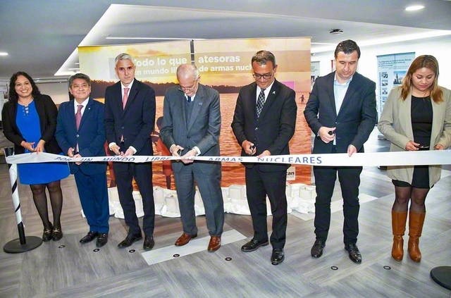 メキシコ・アナワク大学北キャンパスで来賓が開幕式のテープカットに臨む（8月7日）