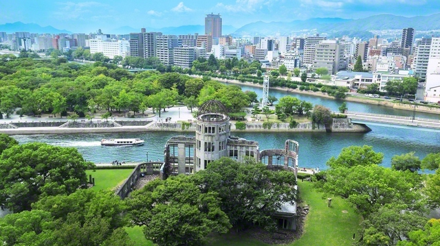 被爆の実相を伝える平和記念公園。手前が原爆ドーム（8月）
