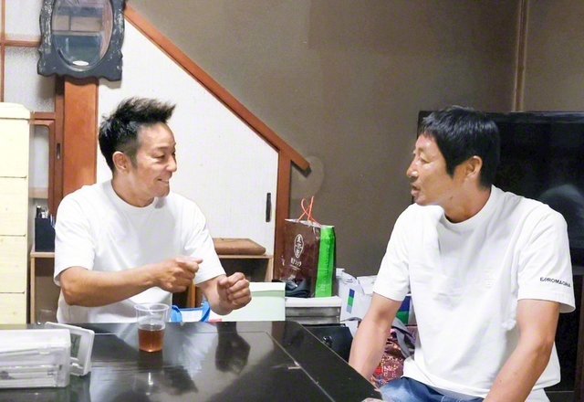 信心の触発を目指し、近況などに耳を傾けつつ語り合う大久保圏ヤング壮年部長㊧