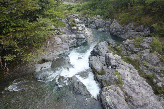 晩夏の秋川渓谷（東京都あきる野市）。生い茂る木々に包まれた岩肌を清流が洗う