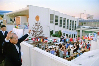第19回創大祭で、学生らの声に、池田先生は両手を上げて応えた（1989年11月3日）