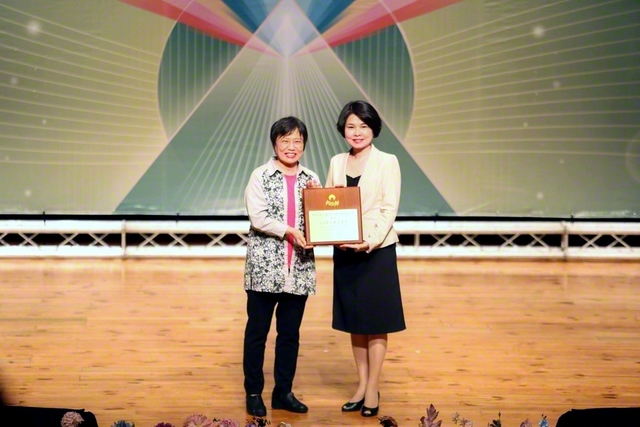 劉内政部長㊧から台湾SGIの代表に「宗教公益賞」が贈呈された(屏東市内で)