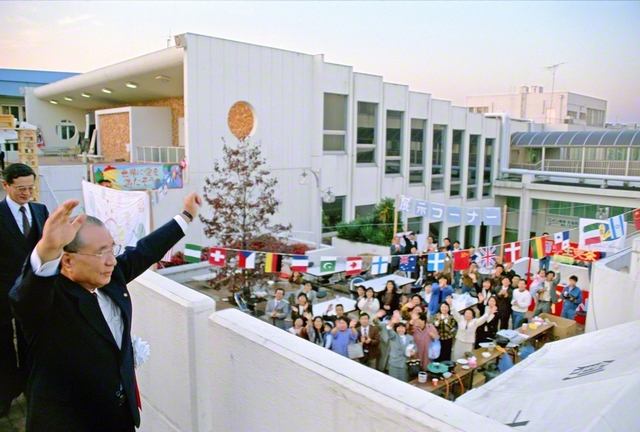 第19回創大祭で、学生らの声に、池田先生は両手を上げて応えた（1989年11月3日）