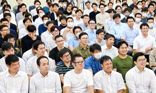 広布の大海原へ、勢いよく船出した北海道男子部の友（北海道文化会館で）