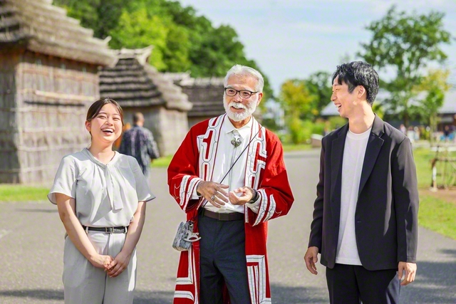 かやぶきのチセ（家屋）の前で語り合う野本館長㊥と井上北海道学生部長㊨、阿部同女子未来部長