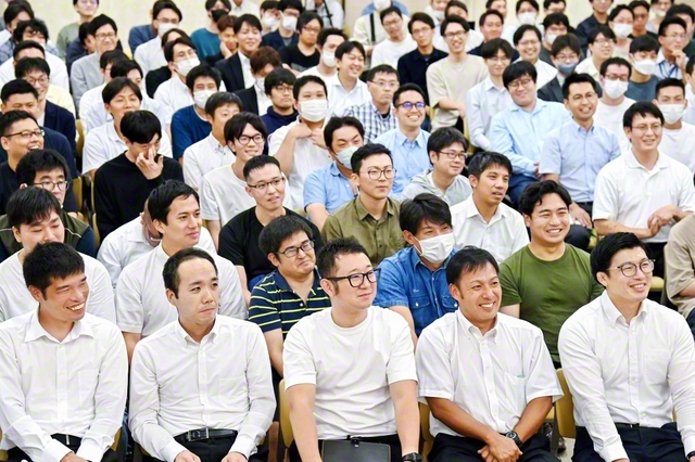 広布の大海原へ、勢いよく船出した北海道男子部の友（北海道文化会館で）