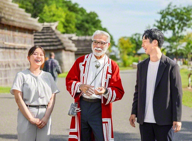 かやぶきのチセ（家屋）の前で語り合う野本館長㊥と井上北海道学生部長㊨、阿部同女子未来部長