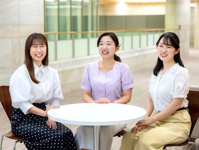次代を担う宝の人材と共に未来への飛翔を誓う女子未来部のリーダー。右から飯田女子未来部書記長、岡﨑女子未来部長、深山副女子未来部長