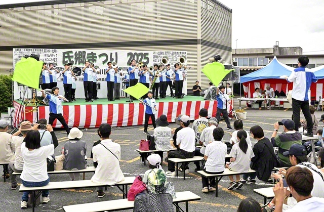 滋賀ゆかりの曲も披露し、会場を盛り上げた滋賀音楽隊（日野町内で）