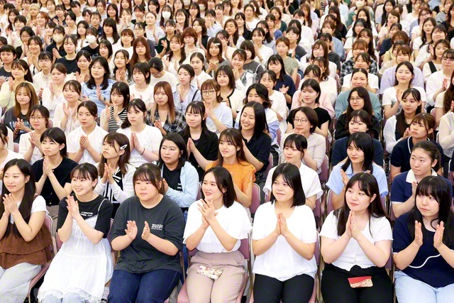 希望あふれる9・9「女子学生部の日」50周年記念の首都圏大会。部歌「勝利の青春」を合唱した（東京戸田記念講堂で）