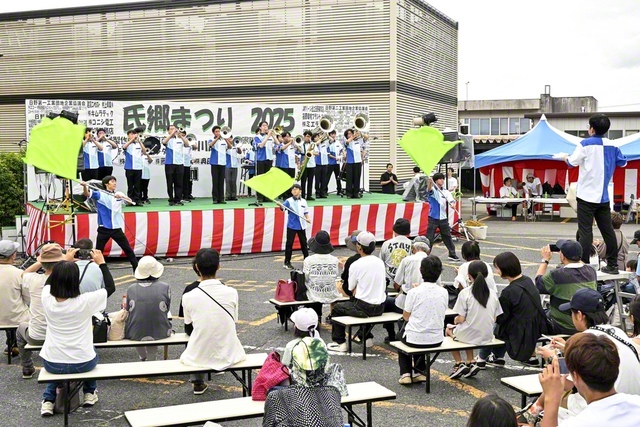 滋賀ゆかりの曲も披露し、会場を盛り上げた滋賀音楽隊（日野町内で）