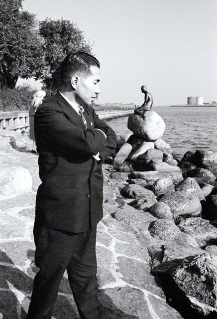 欧州を初訪問し、デンマーク・コペンハーゲンの海岸に立つ池田先生（1961年10月5日）。後方にはアンデルセンの童話がもとになった「人魚姫の像」が。童話は世界中で親しまれ、先生もスピーチ等で紹介してきた