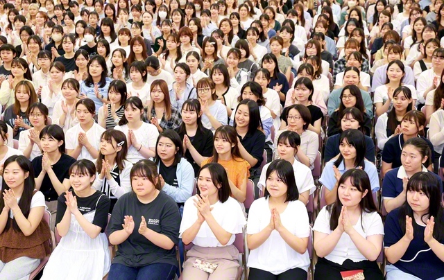 希望あふれる9・9「女子学生部の日」50周年記念の首都圏大会。部歌「勝利の青春」を合唱した（東京戸田記念講堂で）