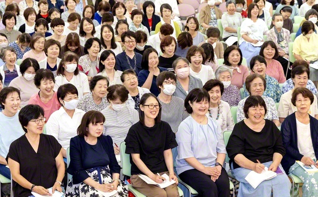 笑顔あふれる東京・葛飾の支部女性部長会（葛飾平和講堂で）