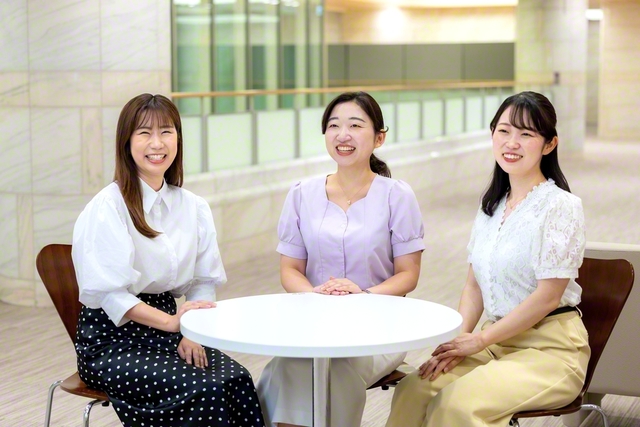 次代を担う宝の人材と共に未来への飛翔を誓う女子未来部のリーダー。右から飯田女子未来部書記長、岡﨑女子未来部長、深山副女子未来部長