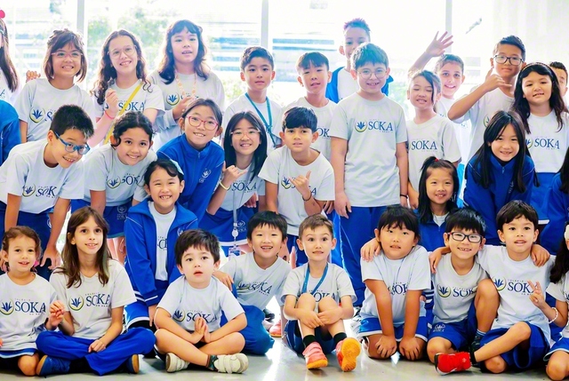 ブラジル創価学園「小学校の部」の子どもたちが笑顔で。将来の夢を尋ねると、「サッカー選手！」「お医者さん！」「ブラジル創価学園の先生！」等々と