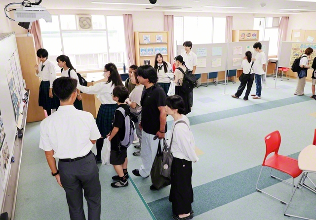 高校生が探究の成果を発表。参加者から多くの質問が寄せられた（関西創価学園で）