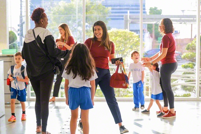 登校した子どもたちと教職員が語らう