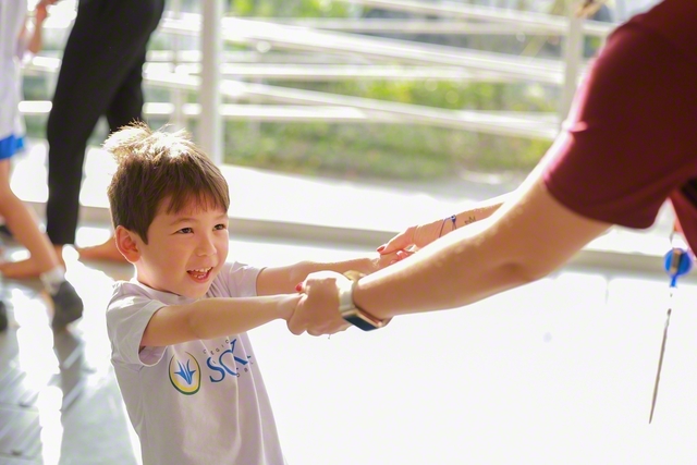 「先生、あのね！」――児童がうれしそうに手を取って