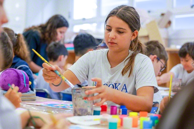 どんな絵を描こうかな？　どんな色に塗ろうかな？