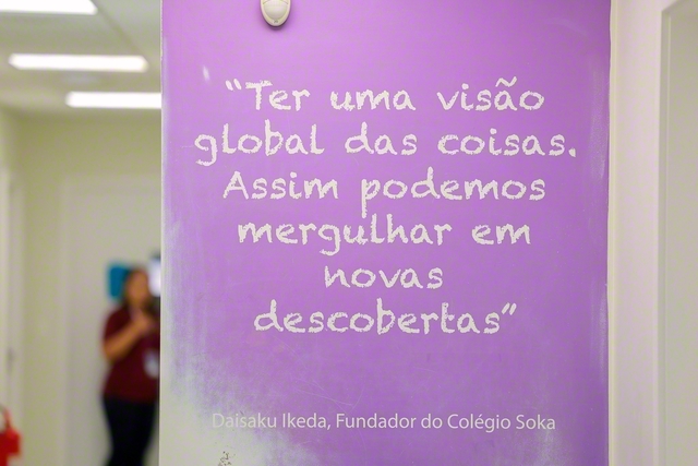 校内に掲げられた創立者の言葉。“物事をグローバルに見ること。それによって、私たちは新たな発見へ飛び込むことができる”と