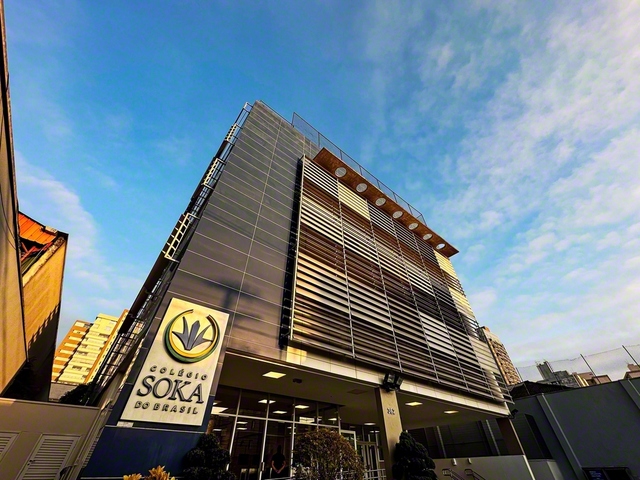 地上4階・地下1階建てのブラジル創価学園の校舎