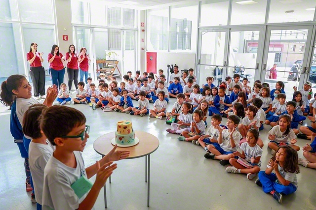 誕生日を迎えた友達を皆で祝う。自分の番が待ち遠しくなる