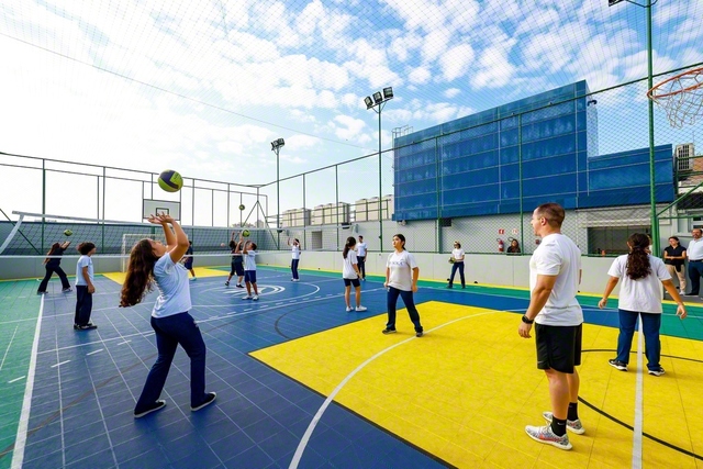屋上にある多目的運動場で、中学生がバレーボールの「トス」の練習を行う