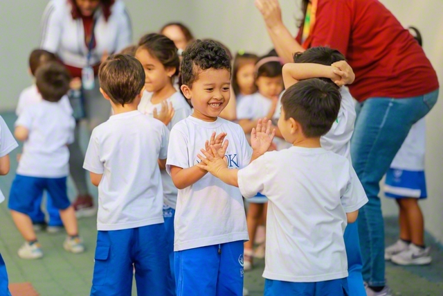 園児たちが仲良く遊ぶ。「次は何しようか？」
