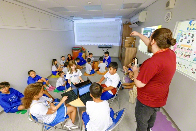 音楽の授業。楽器を奏でることに加え、コンピューターを駆使した創作活動も