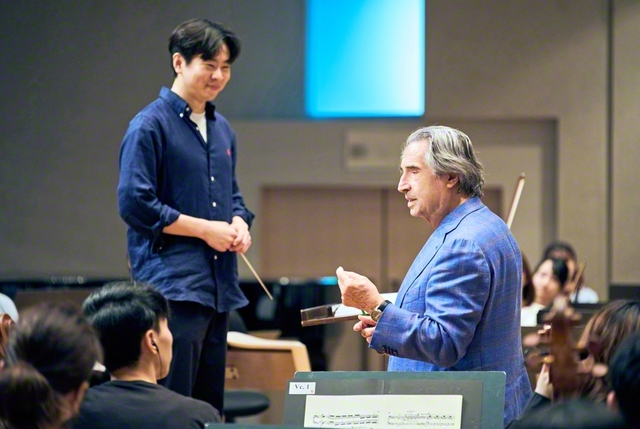 若い音楽家たちにアドバイスを送るムーティ氏　©平舘平