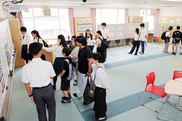高校生が探究の成果を発表。参加者から多くの質問が寄せられた（関西創価学園で）