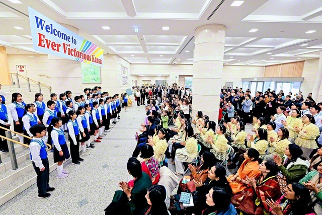 「南アジア青年部研修会」で来日した南アジアの同志を、関西少年少女合唱団が元気な歌声で歓迎した（昨年11月、大阪市の関西池田記念会館で）