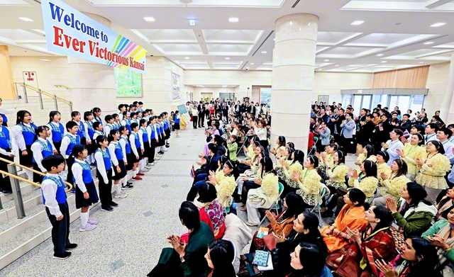 「南アジア青年部研修会」で来日した南アジアの同志を、関西少年少女合唱団が元気な歌声で歓迎した（昨年11月、大阪市の関西池田記念会館で）