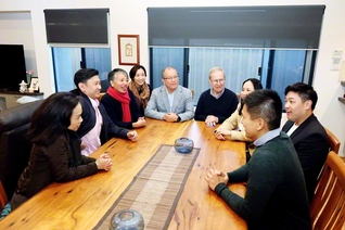 オーストラリアSGI、西オーストラリア方面のリーダーらと谷川SGI理事長が和やかに。師弟共戦の前進を約し合った（15日、パース市内で）