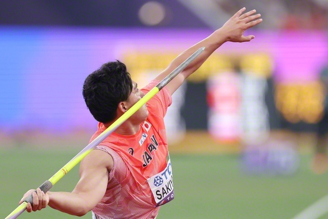 男子やり投げ予選で健闘した﨑山雄太選手（17日、国立競技場＝時事）